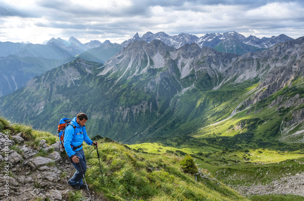 Abstieg vom Gipfel im alpinen Gelände in den Allgäuer Alpen