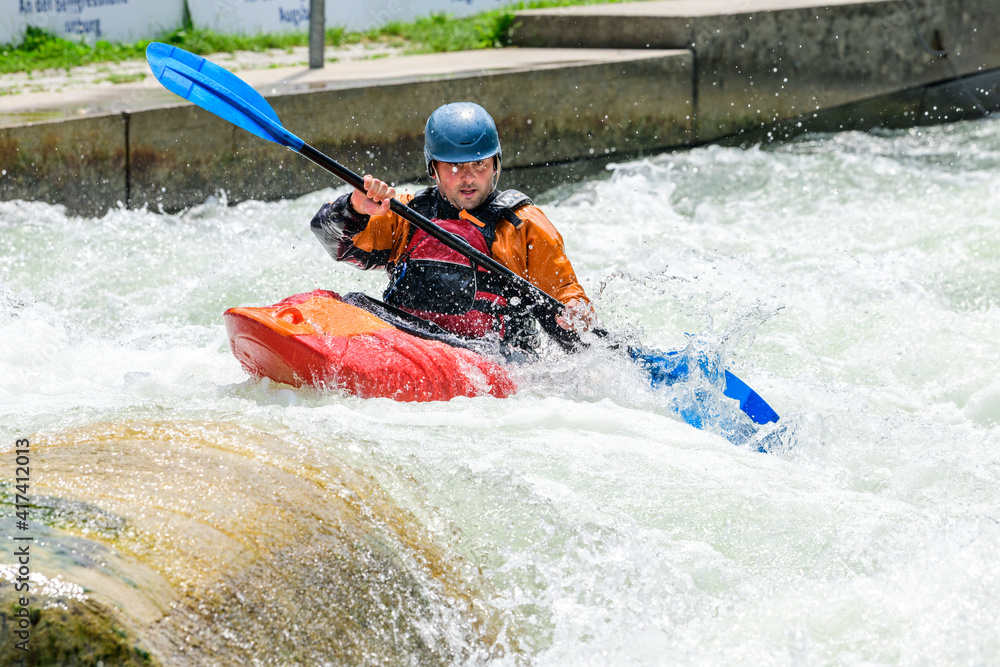 Fototapeta premium Spass im Kajak auf einer Wildwasser-Slalomstrecke