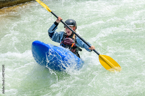 Junge Sportlerin hat Spass beim Kayaking im Wildwasser © ARochau
