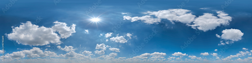 Nahtloses Panorama mit Cumulus-Wolken - 360-Grad-Himmel mit Bewölkung zur Verwendung in 3D-Grafiken als Himmelskuppel oder zur Nachbearbeitung von Drohnenaufnahmen
