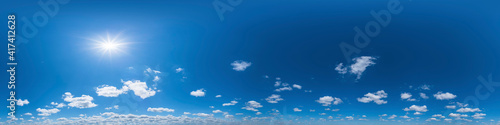 Nahtloses Panorama mit wenigen Wolken - 360-Grad-Himmels-Ansicht mit Cumuli zur Verwendung in 3D-Grafiken als Himmelskuppel oder zur Nachbearbeitung von Drohnenaufnahmen 