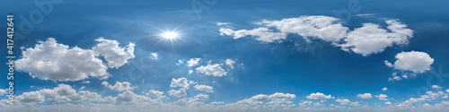 Nahtloses Panorama mit Cumulus-Wolken - 360-Grad-Himmel mit Bewölkung zur Verwendung in 3D-Grafiken als Himmelskuppel oder zur Nachbearbeitung von Drohnenaufnahmen 