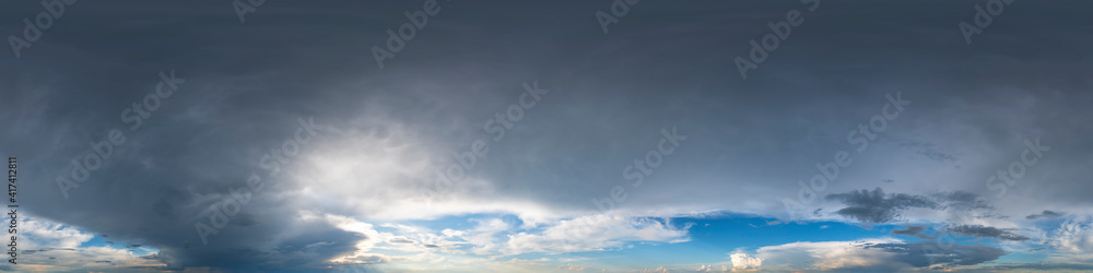 Fototapeta premium Nahtloses Himmels-Panorama mit aufziehendem Unwetter,360-Grad-Ansicht mit dramatischen Wolken zur Verwendung in 3D-Grafiken als Himmelskuppel oder zur Nachbearbeitung von Drohnenaufnahmen