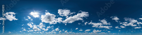 Nahtloses Panorama mit blau-wei  em Himmel 360-Grad-Ansicht mit sch  nen Cumulus-Wolken zur Verwendung in 3D-Grafiken als Himmelskuppel oder zur Nachbearbeitung von Drohnenaufnahmen 