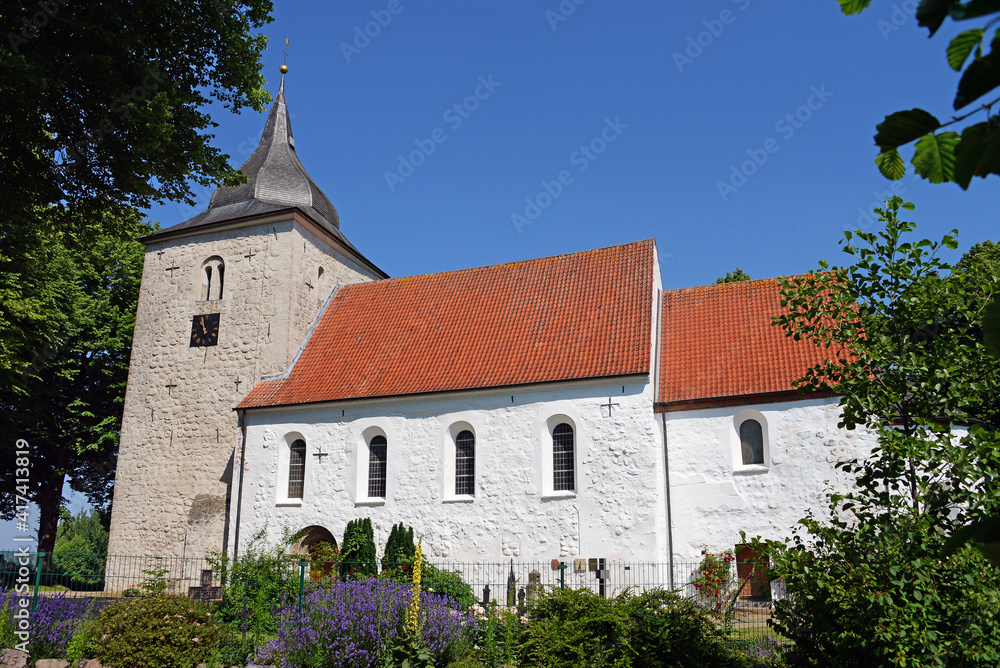 Fototapeta premium Der kleine Dom St. Petri in Bosau am Plöner See