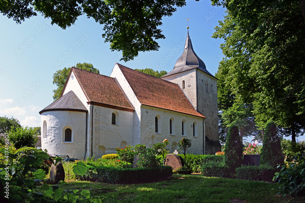 Fototapeta premium Der kleine Dom St. Petri in Bosau am Plöner See