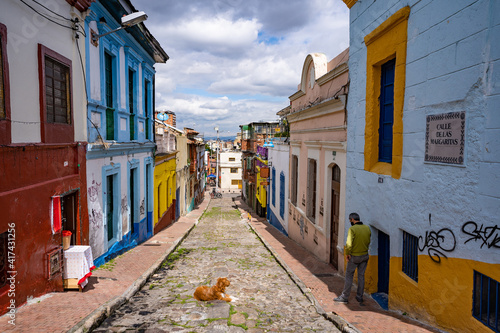 Calle de las Maragaritas ( rue des marguerites) typique de la Candelaria, Bogota, Colombie