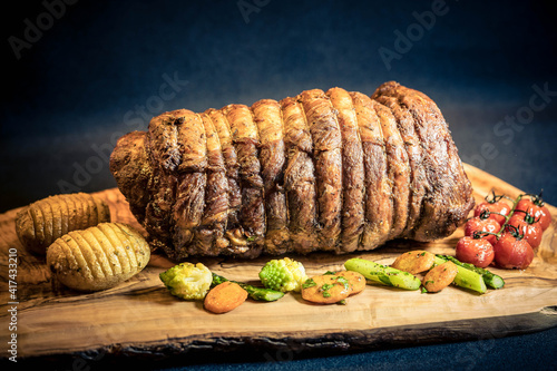 Kalbsrollbraten mit Frühlingsgemüse photo