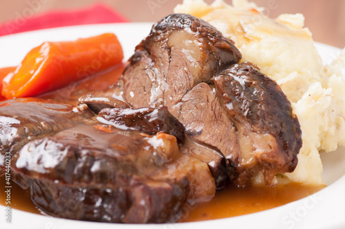 Fotografija pot roast with mashed potatoes