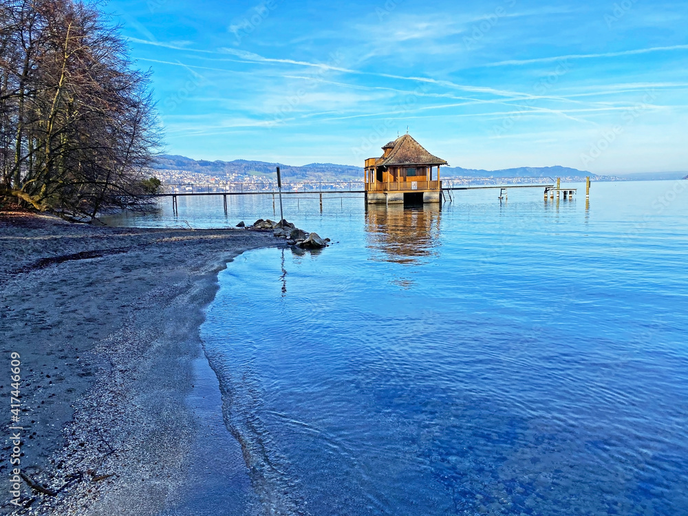 Wooden lake shore pavilion on Lake Zurich (Zürichsee oder Zuerichsee ...