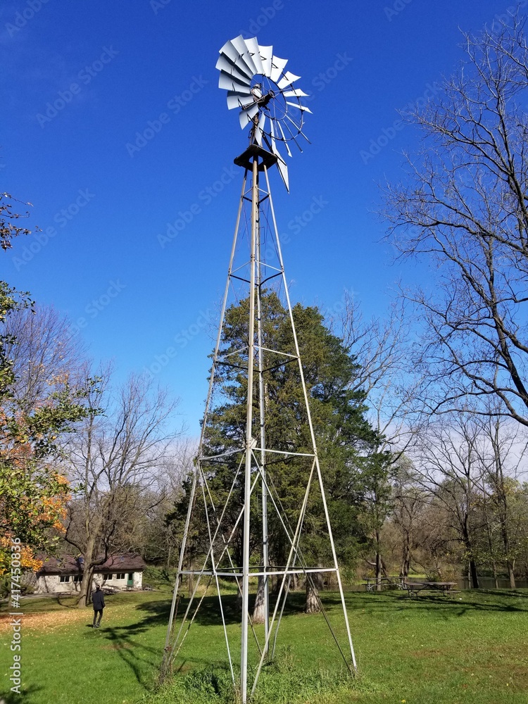Obraz premium Windmill Against a Blue Sky