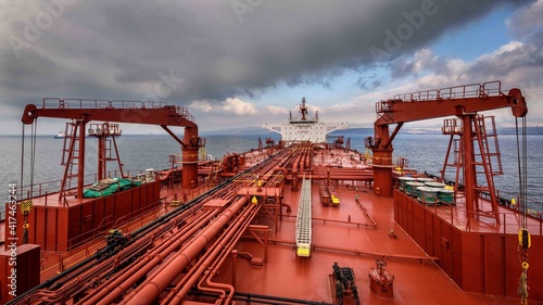 Fényképezés View of a super tanker from forward to aft between two deck hose handling cranes