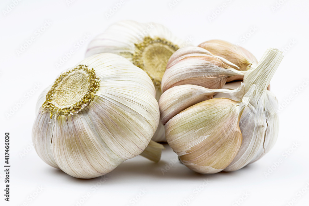 Obraz premium Three heads of garlic are isolated on a white background.