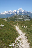 Paysage de haute montagne au dessus des Arcs dans les Alpes françaises avec une vue sur le Mont Blanc