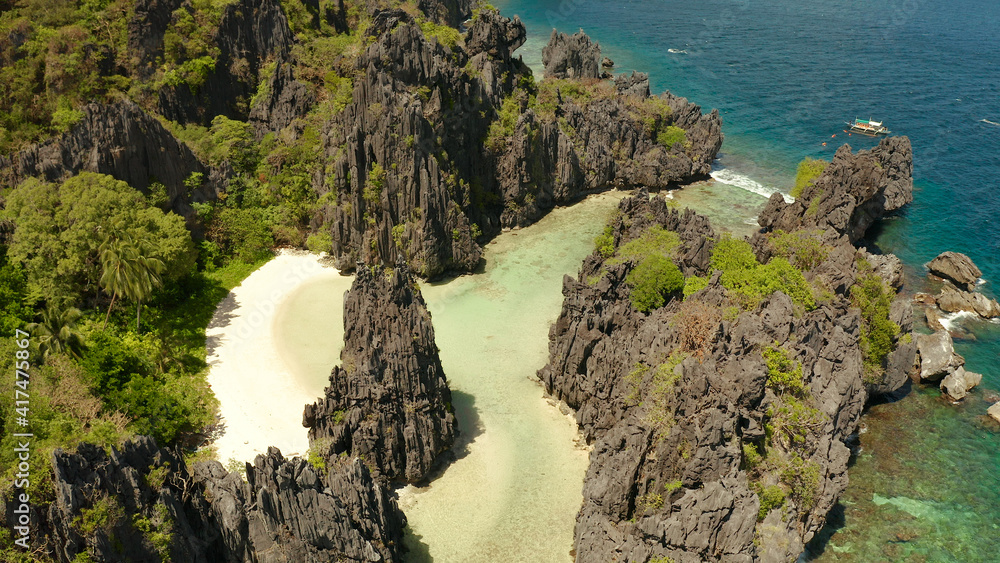 Obraz premium Tropical lagoon with sandy beach surrounded by cliffs. El nido, Philippines, Palawan. beautiful lagoon and karst scenery.
