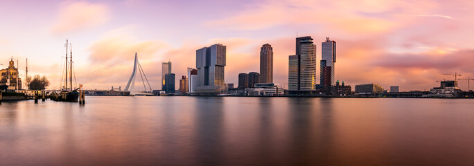 Fototapete Rotterdam Rotterdam Skyline im goldenen Sonnenuntergang  © Jeroen Bukman