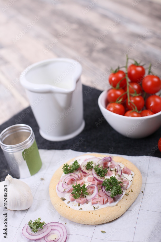 Langos mit Zwiebel und Tomaten Langos mit Zwiebel und Tomaten
