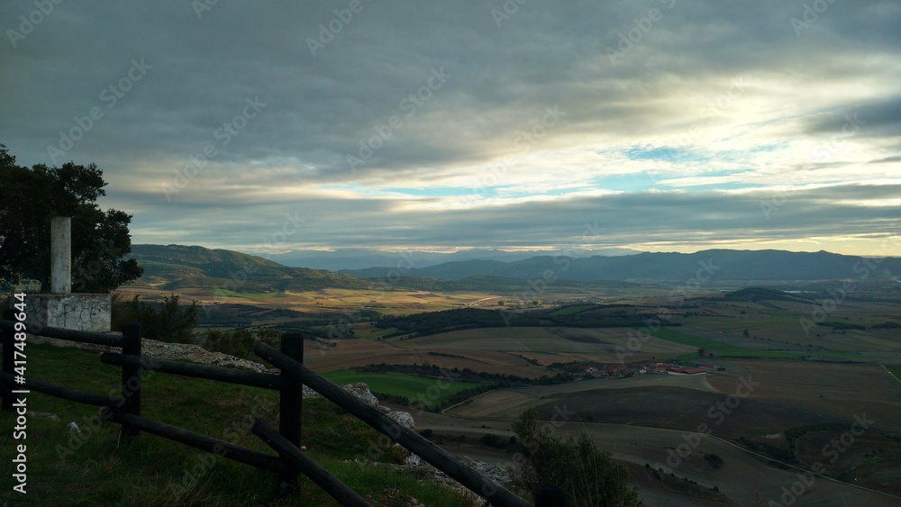 Vistas hacia las tierras del Pais Vasco, desde lo alto de San Formerio.