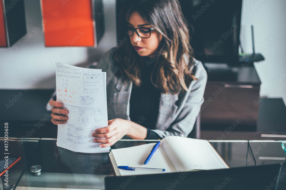 Joven empresaria teletrabajandodesde la oficina de su casa. . Trabajando en el concepto de casa