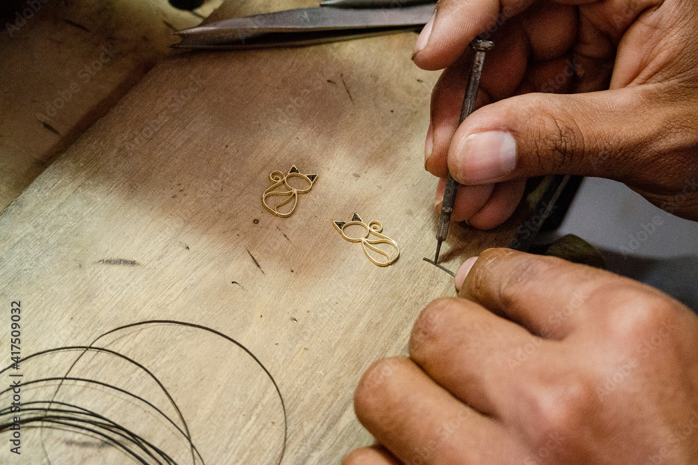 Fototapeta premium Trabajo de la filigrana o artesanias ornamentales y joyería en el municipio de Mompox _ Bolívar _ Colombia