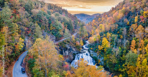 Foto Morning Autumn view of Cullasaja Falls on US Highway 64,  Mountain Waters Scenic