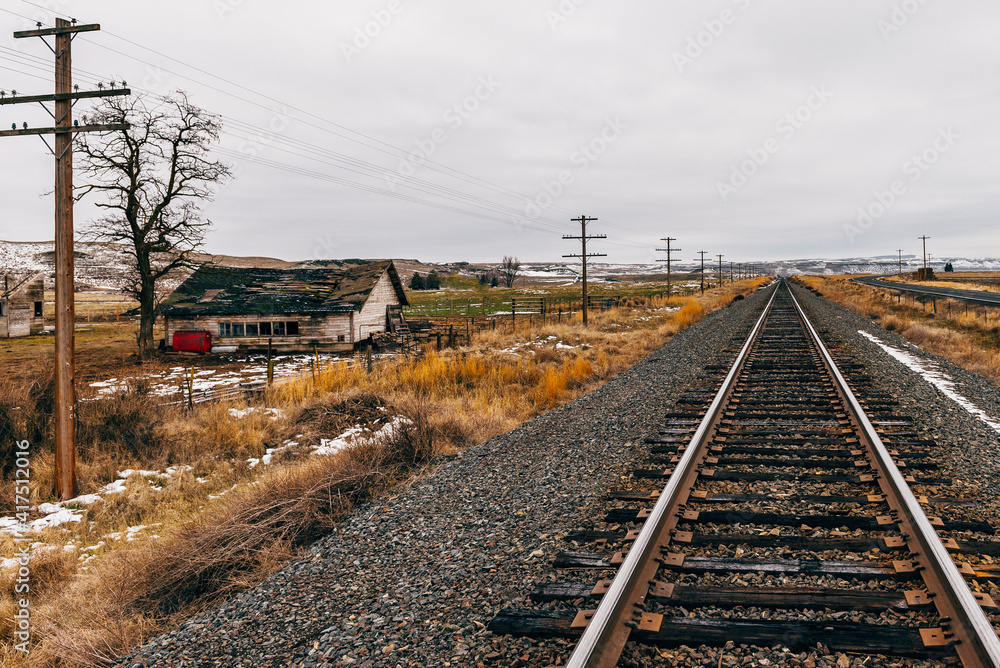 Obraz premium Along The Rails