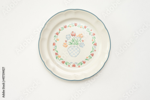 hermoso plato blanco con figuras, estilo casa de la abuela, fondo blanco, foto clave alta, objetos de cocina del hogar photo