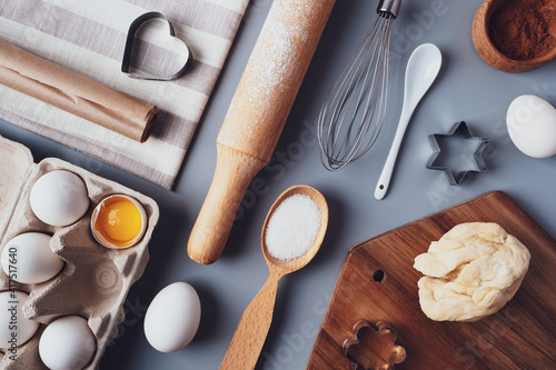 Fotografia Flat layout composition, baking ingredients and kitchen utensils on a gray background