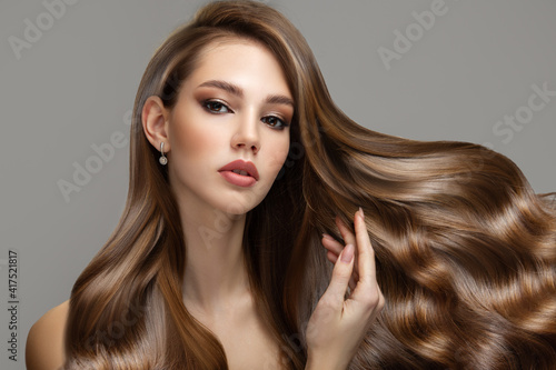 Fototapeta Portrait of a beautiful brunette woman with long wavy hair