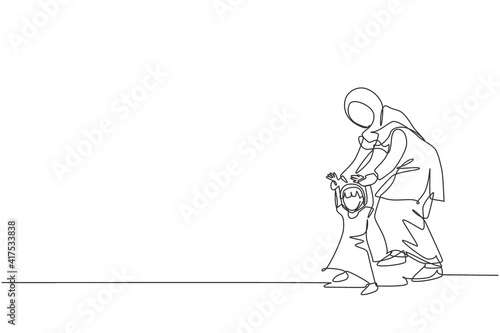One single line drawing of young Arabian mom holding her daughter's hand, learn to walk vector illustration. Happy Islamic muslim family parenting concept. Modern continuous line draw design