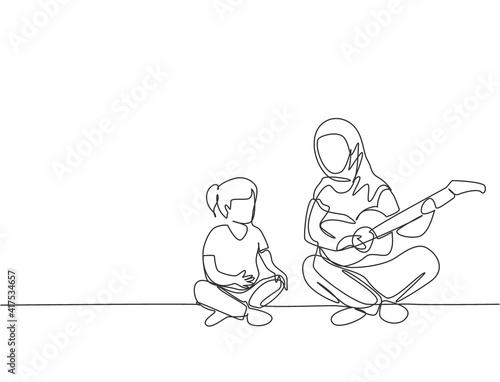 One single line drawing of young Arabian mother playing guitar to accompany her daughter singing vector illustration. Happy Islamic muslim family parenting concept. Modern continuous line draw design