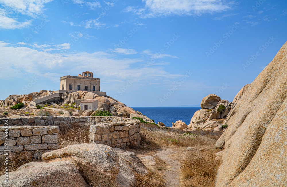 Steinhaus und Felsen an der Sardinischen Nordküste