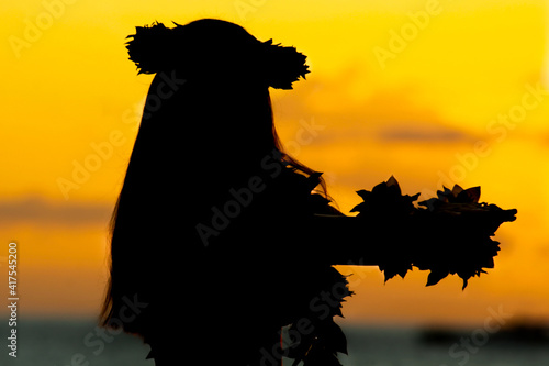 Cuadro en lienzo Silhouette of a Hawaiian woman dancing during sunset near the sea