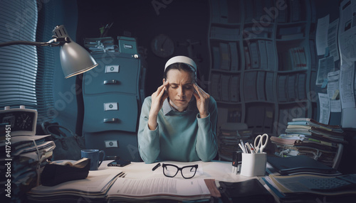 Schilderij op canvas Stressed businesswoman with headache