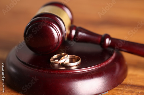 Φωτογραφία Closeup of judge hammer and wedding rings