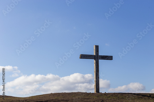Kreuz aus Holz auf einem Gipfel