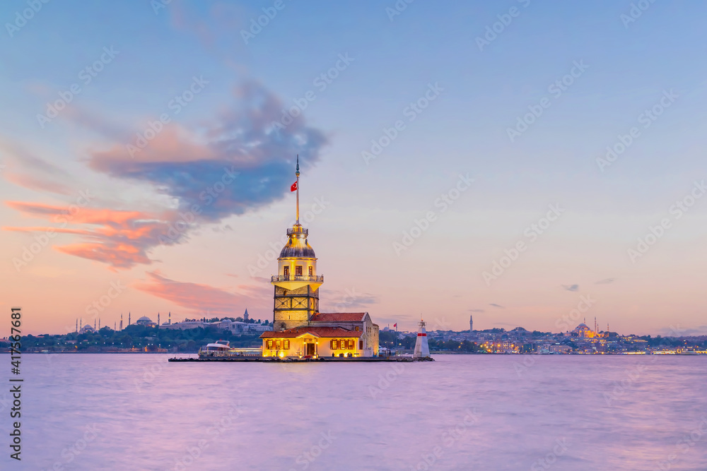 Fototapeta premium Maiden's Tower and Istanbul city skyline cityscape