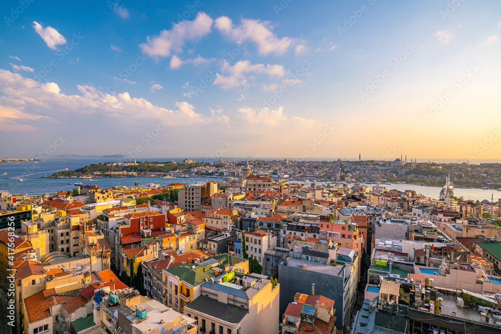 Fototapeta premium Downtown Istanbul cityscape in Turkey