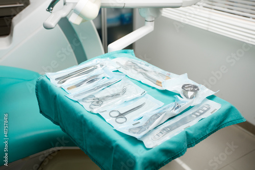 Fotografi dentists work tray, individually packaged surgical materials, dental clinic back