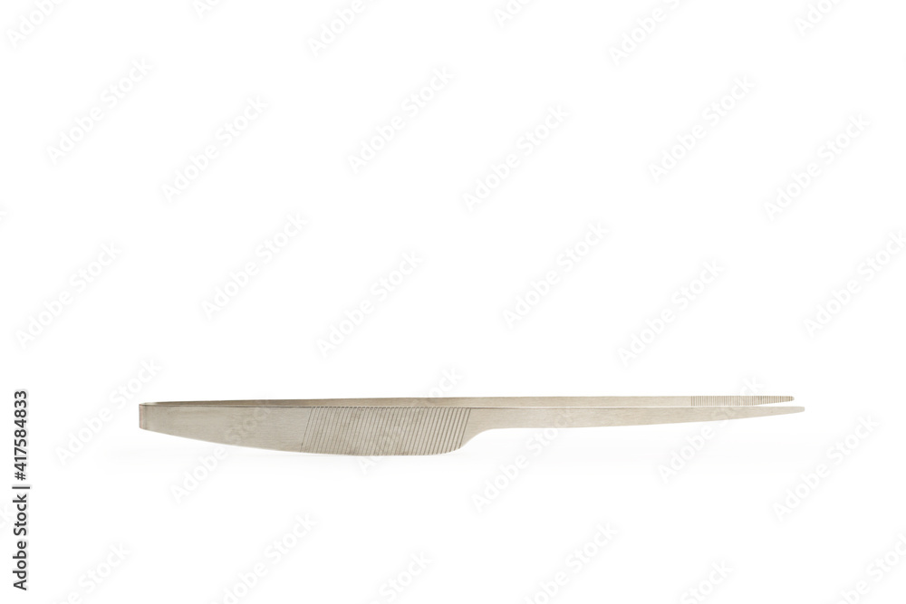 Pinza metálica de chef para decorar platos gourmet sobre un fondo blanco liso y aislado que ayudan a poner pequeños ingredientes en el plato. Vista de frente. Copy space Pinza metálica de chef para decorar platos gourmet sobre un fondo blanco liso y aislado que ayudan a poner pequeños ingredientes en el plato. Vista de frente. Copy space