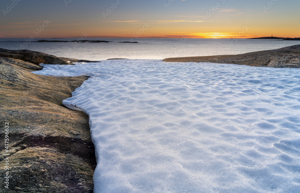 Obraz premium Sunset on skerries in Ytre Hvaler National Park, on the island of Kirkeoy in Norway
