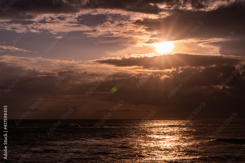 Zachód słońca nad oceanem i skalistym wybrzeżem. - obrazy, fototapety, plakaty 