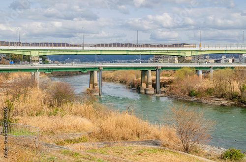 京都の宇治川と観月橋