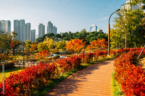 Obraz na płótnie Modern skyscrapers and Gwanggyo Lake Park at autumn in Suwon, Korea w salonie