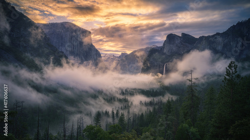 Photography sunrise at the tunnel view in yosemite nationalpark, california, usa