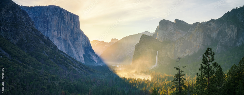 sunrise at the tunnel view in yosemite nationalpark, california, usa