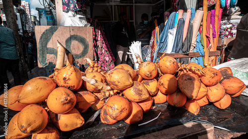 Pomarańczowe owoce kokosowe na stoisku na bazarze.