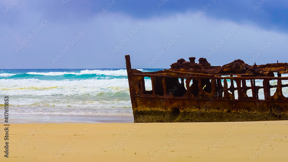  Schiffswrack S.S. Maheno am Strand vom 75 Mile Beach auf  Fraser Island Australien mit dem Meer im Hintergrund