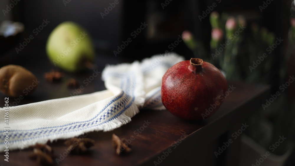 Granat owoc czerwony na stole drewnianym ciemnym - obrazy, fototapety, plakaty 