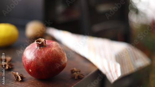 Granat owoc czerwony na stole drewnianym ciemnym
